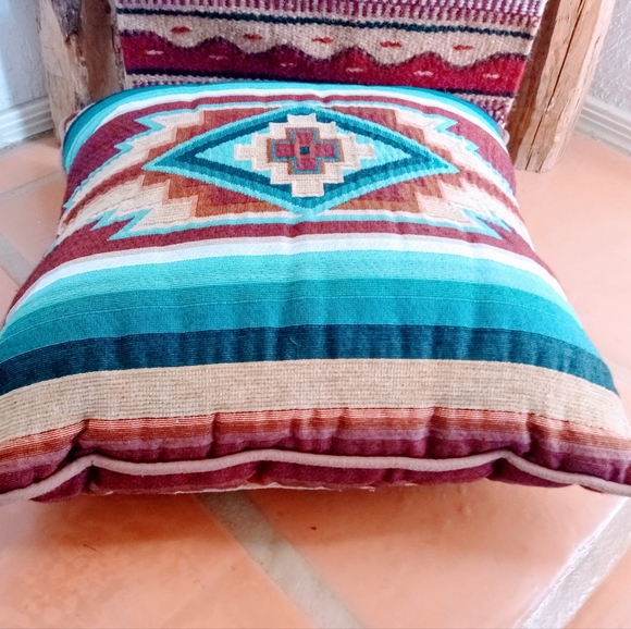 SOUTHWESTERN 14 X 14 THROW PILLOW - EXCELLENT ACCENT PIECE (GREAT CONDITION) - Picture 4 of 5